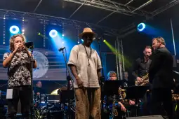 Muzycy na scenie podczas występu na festiwalu jazzowym.