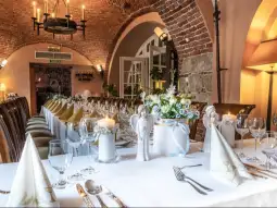Elegancko nakryty stół w restauracji z dekoracjami i świecami.
