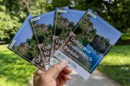 Ulotki promujące Odkrywca Krakowskich Parków z widokiem na naturalne krajobrazy.