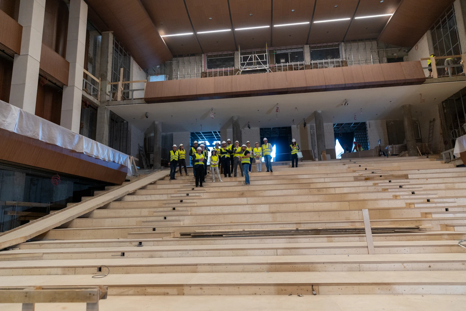 Grupa pracowników budowlanych na schodach w nowym obiekcie.  Autor: Bogusław Świerzowski