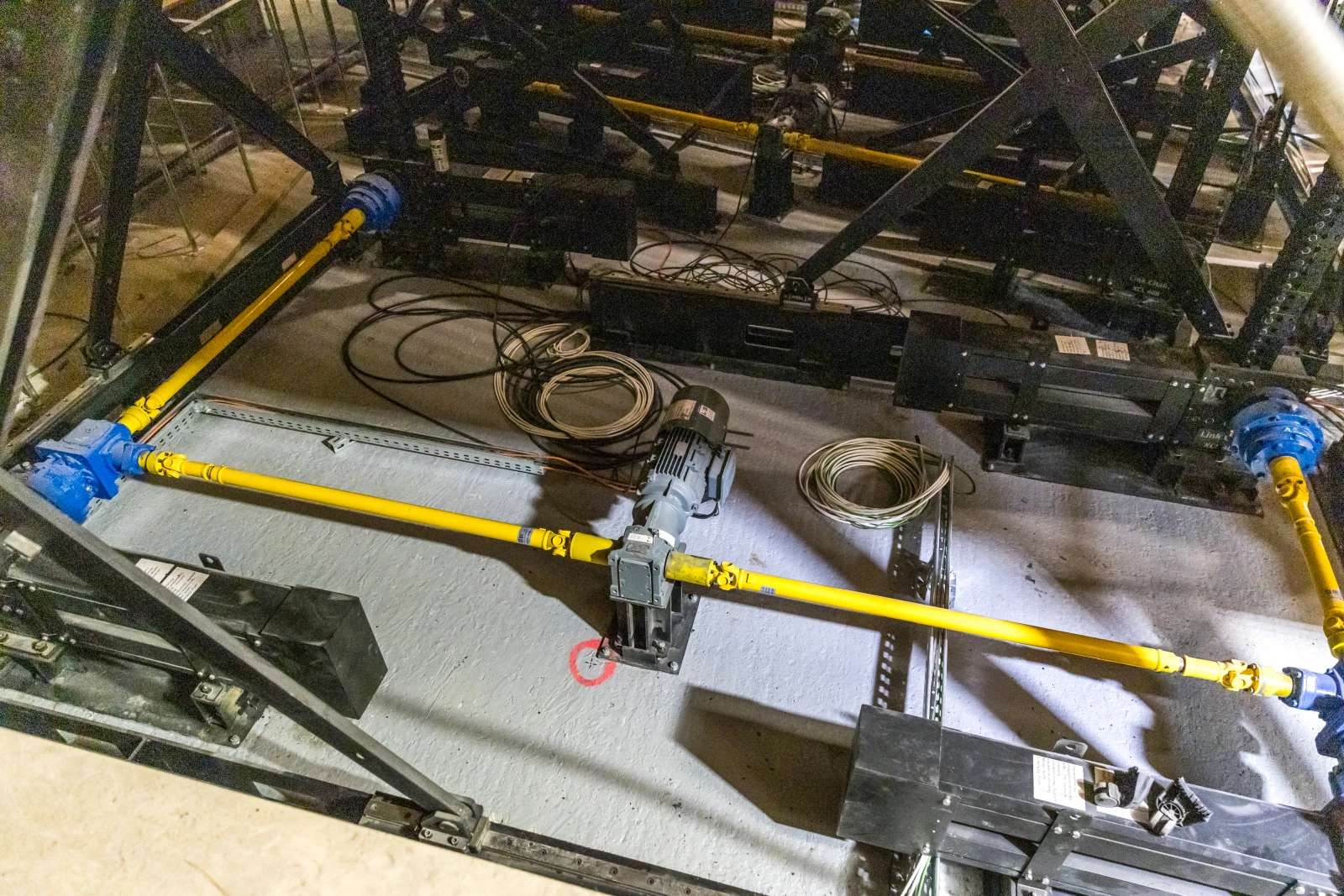 System rur i mechanizmów w przestrzeni technicznej.  Autor: Bogusław Świerzowski