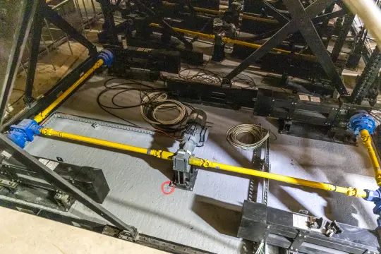 System rur i mechanizmów w przestrzeni technicznej.