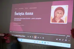 Prezentacja o Świętej Annie, matce Maryi, z ilustracją i informacjami o jej historii.