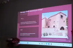 Prezentacja o historii budynku z informacjami o jego znaczeniu w 701 r. i współczesnym stanie.