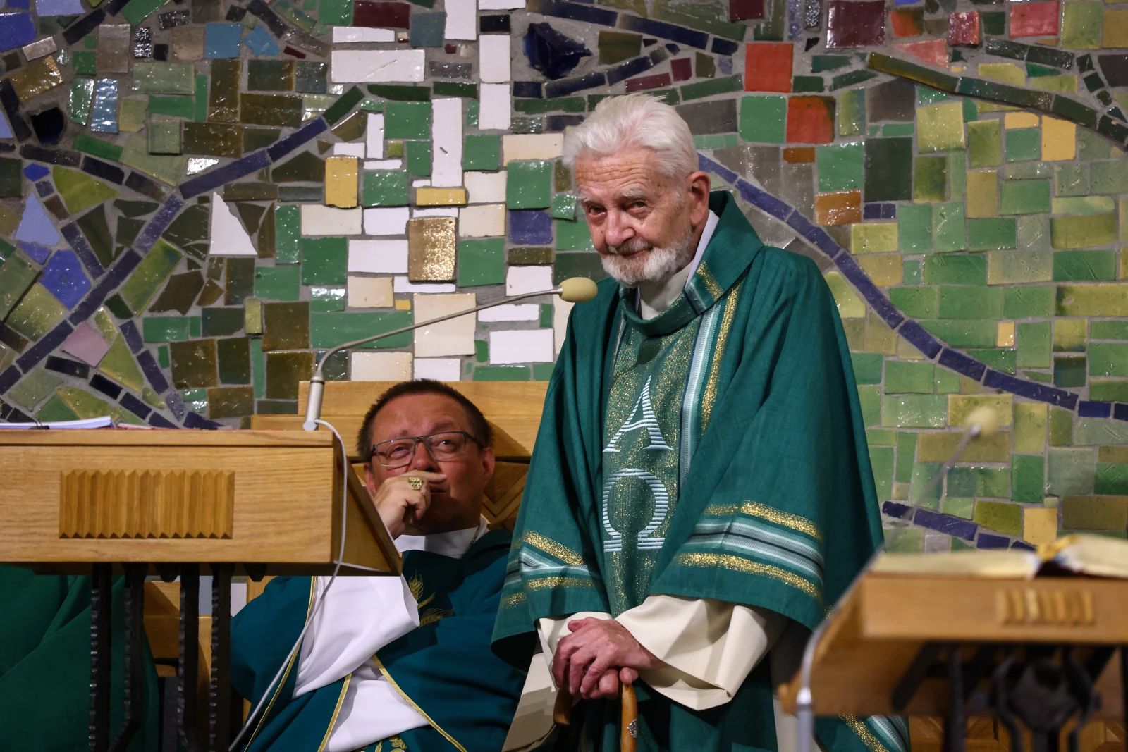 Kapłan w zielonej szacie liturgicznej przemawia do zgromadzenia.  Autor: Bogusław Świerzowski