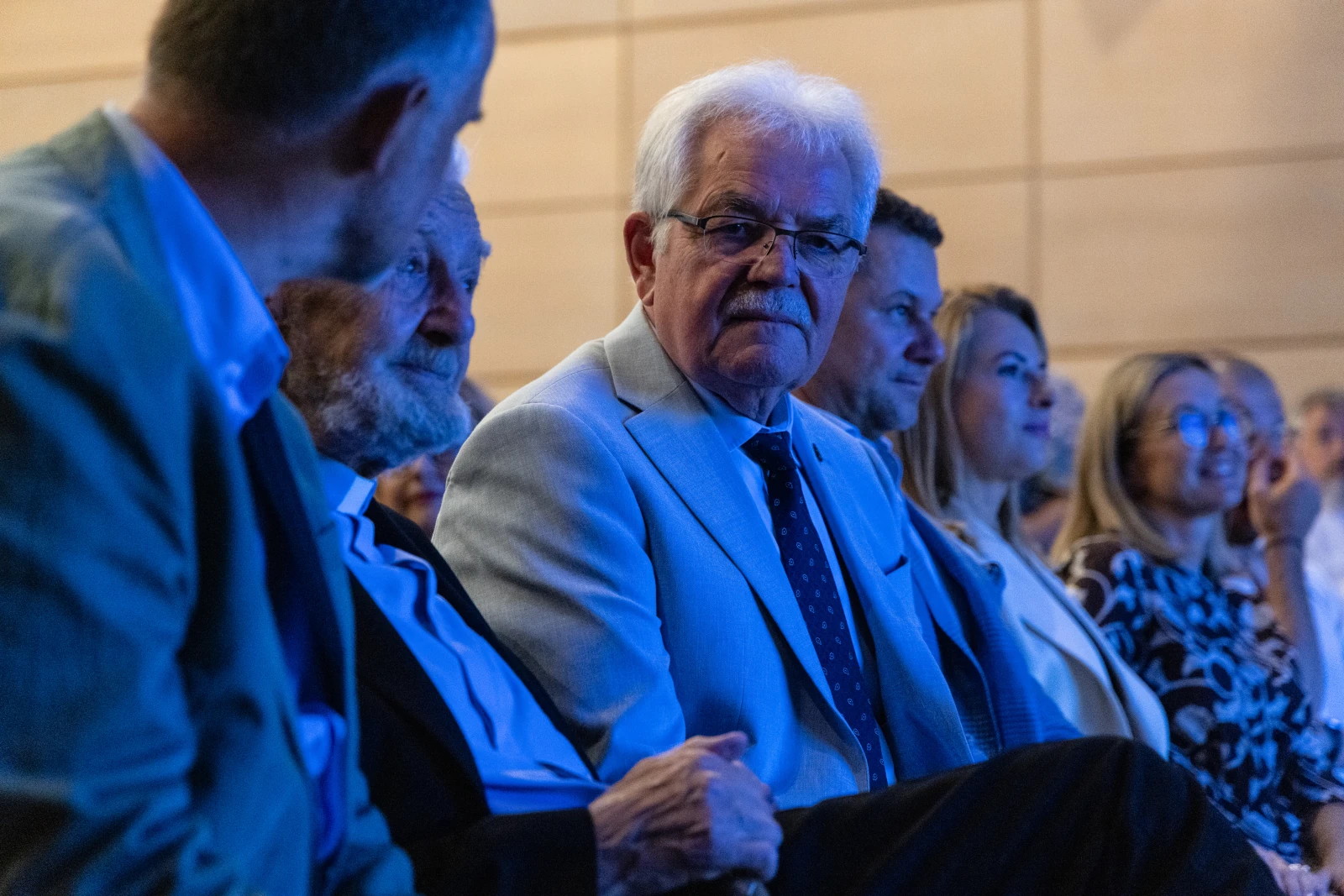 Grupa osób siedzących na widowni podczas wydarzenia.  Autor: Bogusław Świerzowski