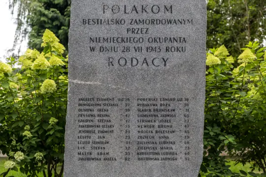 Pomnik upamiętniający Polaków zamordowanych przez niemieckiego okupanta w 1943 roku.