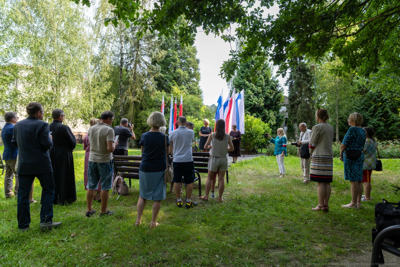 Uczestnicy ceremonii z flagami różnych krajów w parku.  Autor: Bogusław Świerzowski