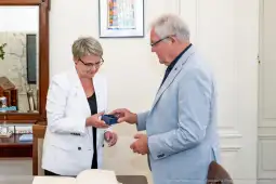 Wręczenie nagrody lub wyróżnienia między dwiema osobami w formalnym otoczeniu.