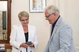 Wręczenie odznaczenia w urzędzie miejskim.