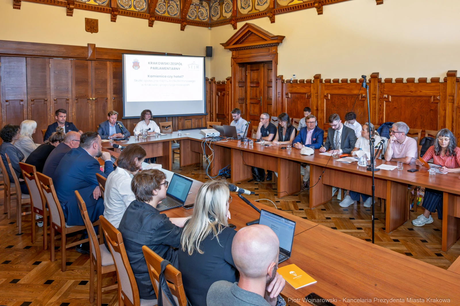Spotkanie w sali konferencyjnej z uczestnikami przy stole, prezentacja na ekranie.  Autor: Piotr Wojnarowski