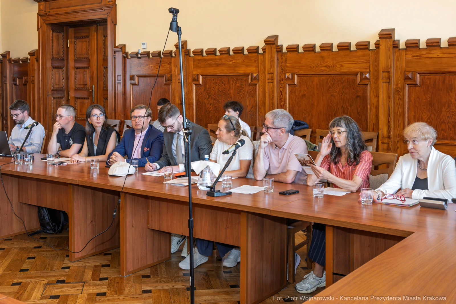 Spotkanie grupy ludzi przy stole w sali konferencyjnej.  Autor: Piotr Wojnarowski