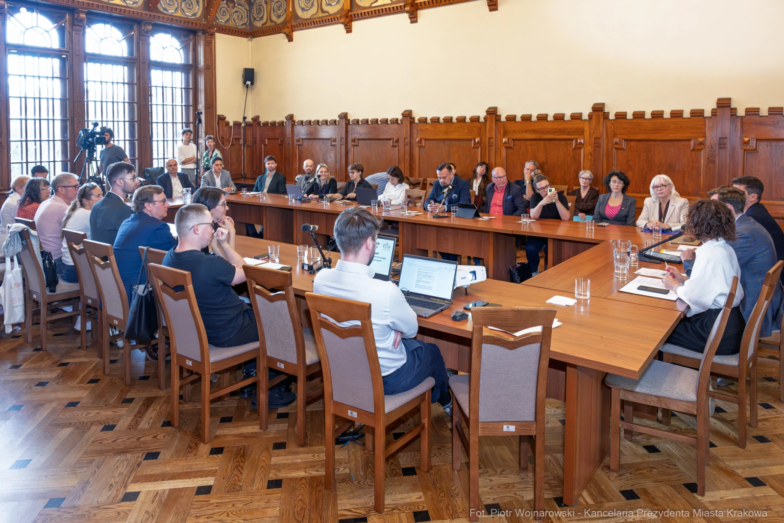 Spotkanie w sali konferencyjnej z uczestnikami przy stole.  Autor: Piotr Wojnarowski
