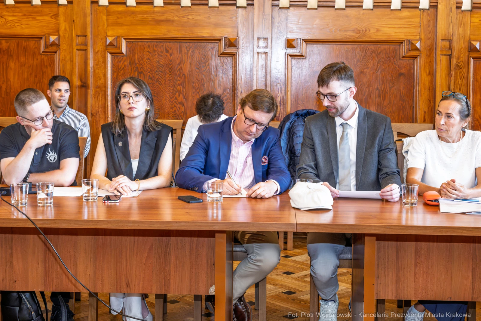 Spotkanie grupy ludzi przy stole, dyskusja na temat lokalnych spraw.  Autor: Piotr Wojnarowski