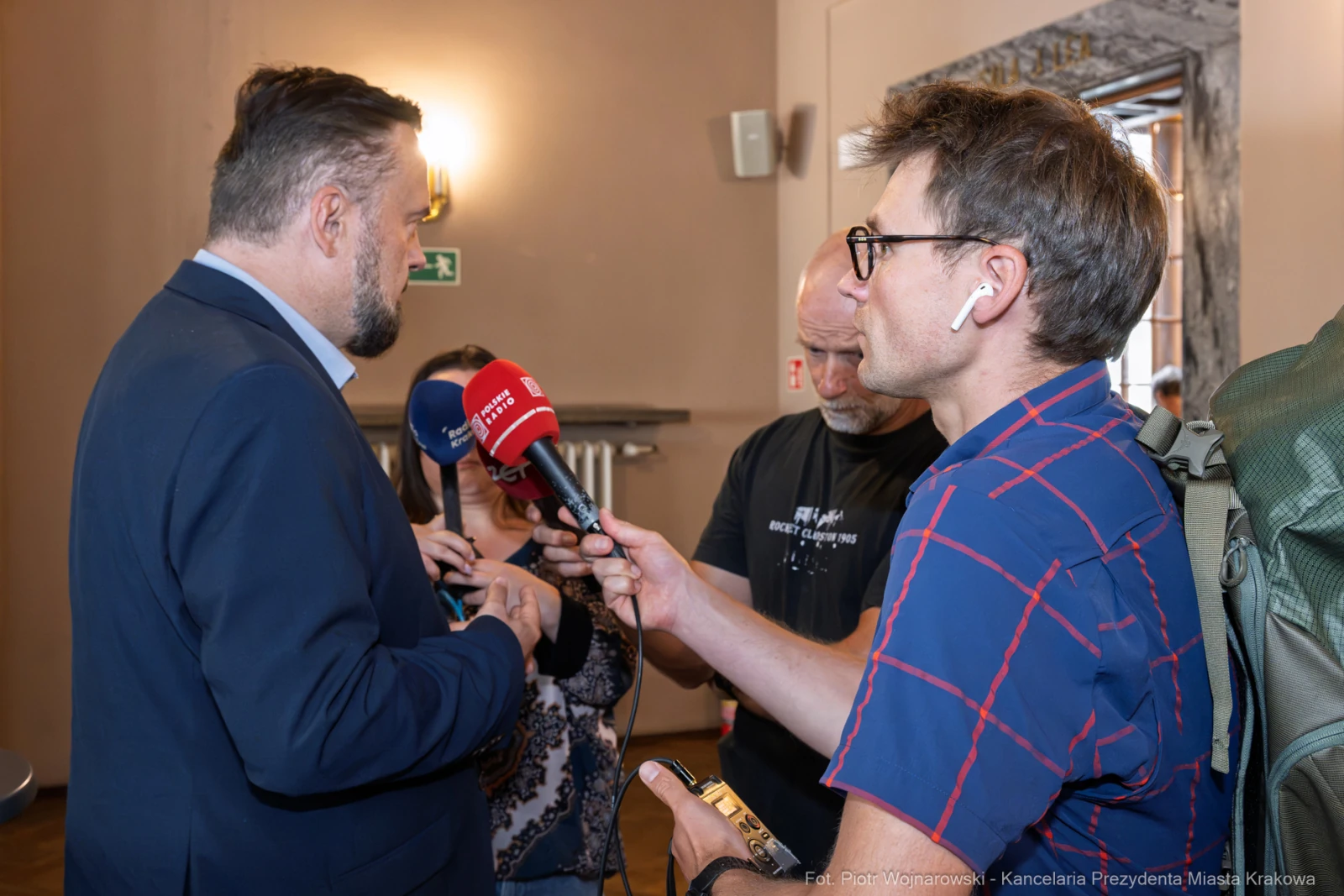 Mężczyzna udziela wywiadu, w tle dziennikarze z mikrofonami.  Autor: Piotr Wojnarowski