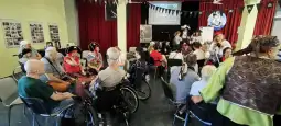 Spotkanie tematyczne w stylu pirackim z uczestnikami w strojach i dekoracjami.