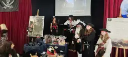 Impreza tematyczna z piratami, występ muzyczny i dekoracje związane z morskim motywem.