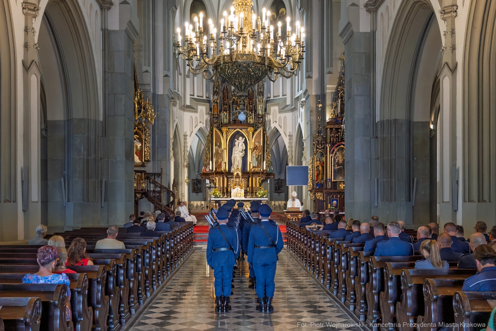 Ceremonia w kościele z uczestnikami i żołnierzami w mundurach.  Autor: Piotr Wojnarowski