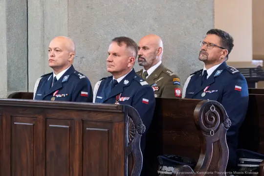 Czterech mężczyzn w mundurach wojskowych siedzi w kościele.
