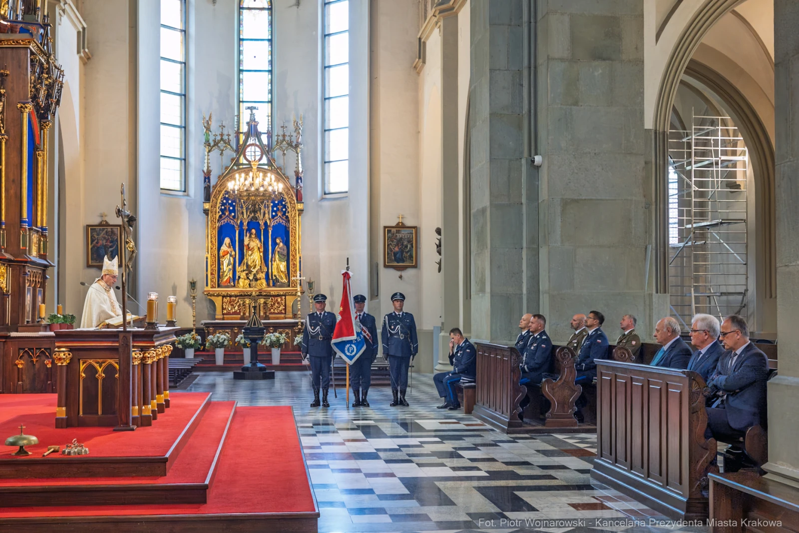 Msza w kaplicy, obecność duchownych i przedstawicieli służb mundurowych.  Autor: Piotr Wojnarowski
