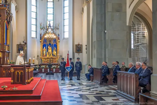 Msza w kaplicy, obecność duchownych i przedstawicieli służb mundurowych.
