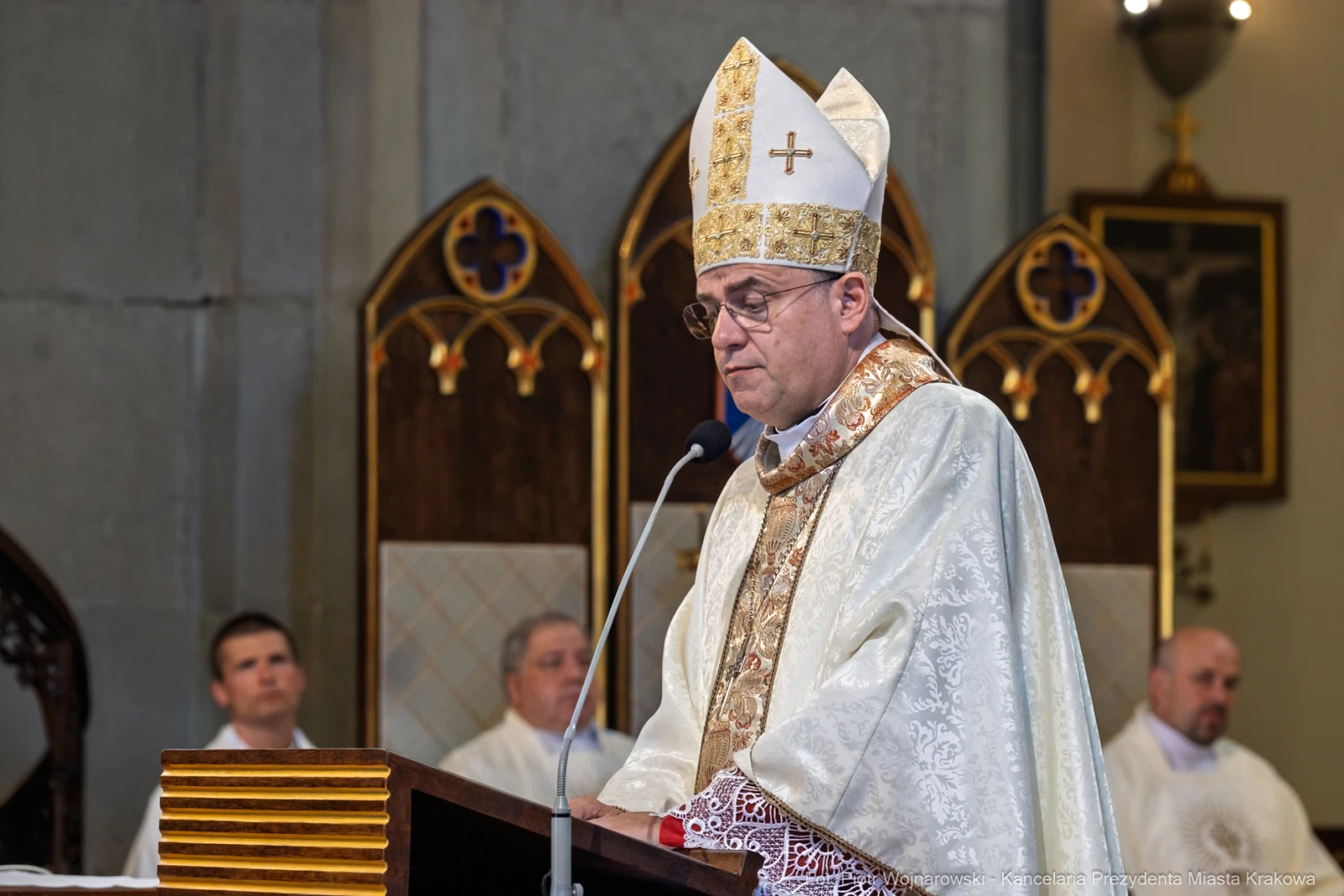 Ksiądz biskup w ornacie wygłasza kazanie podczas mszy.  Autor: Piotr Wojnarowski