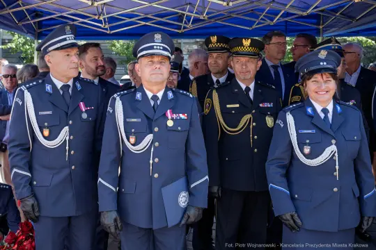Ceremonia z udziałem funkcjonariuszy w mundurach, odznaczenia i przedstawiciele służb.