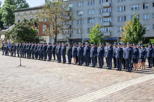 Ceremonia z udziałem mundurowych, ustawionych w szeregu na placu.