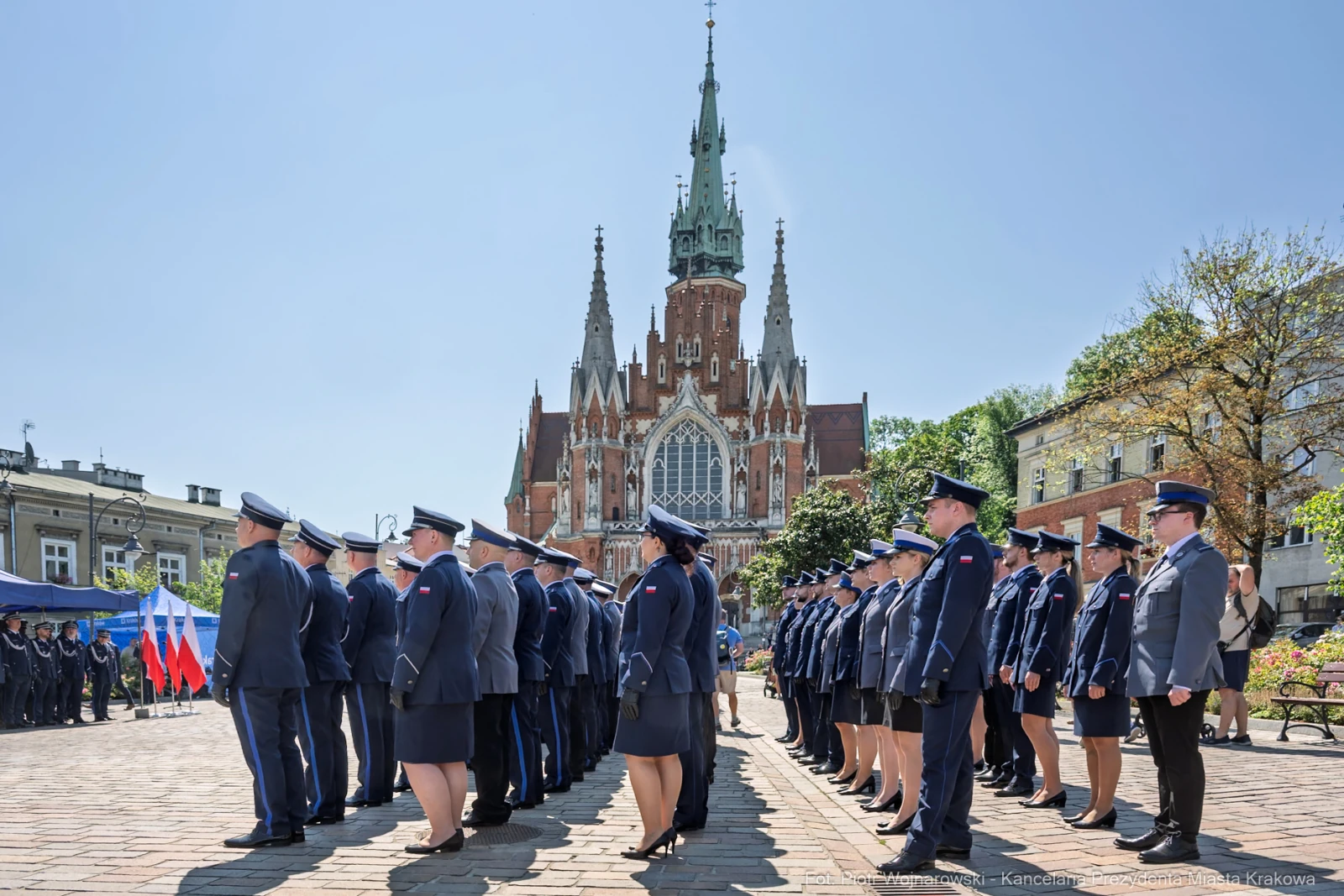 Uroczystość z udziałem policji na tle kościoła w Krakowie.  Autor: Piotr Wojnarowski