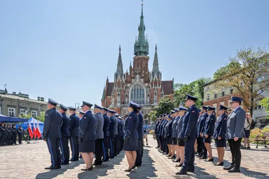 Uroczystość z udziałem policji na tle kościoła w Krakowie.