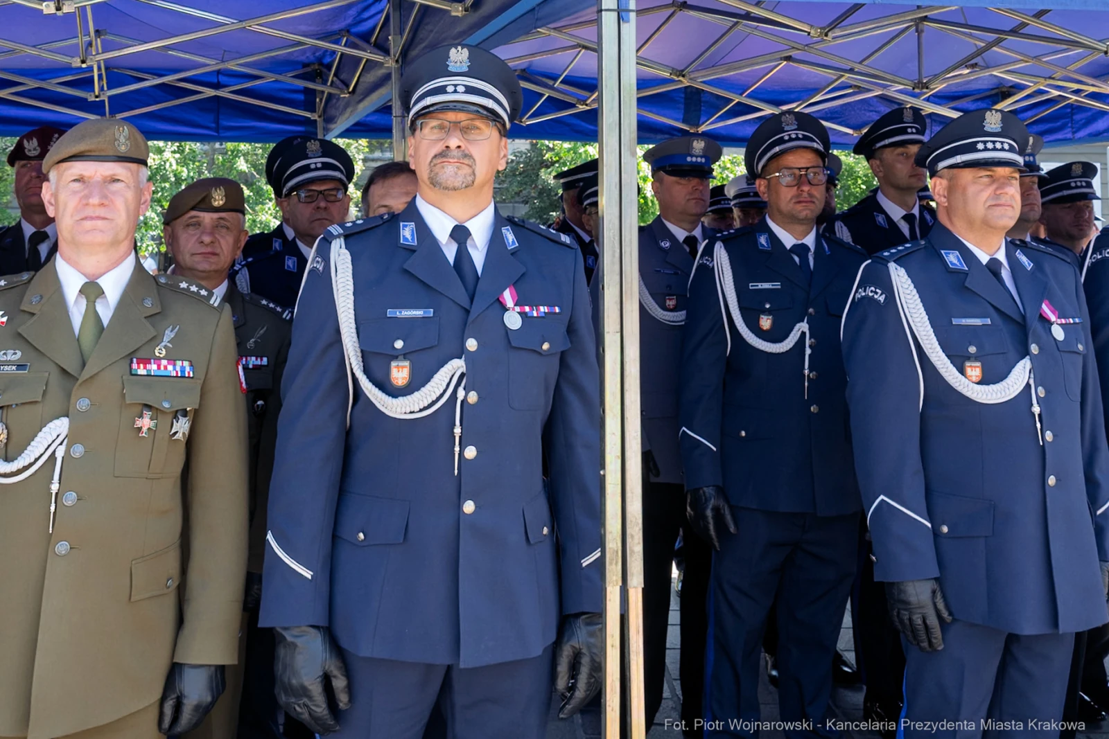 Oficerowie i żołnierze w mundurach podczas ceremonii wojskowej.  Autor: Piotr Wojnarowski