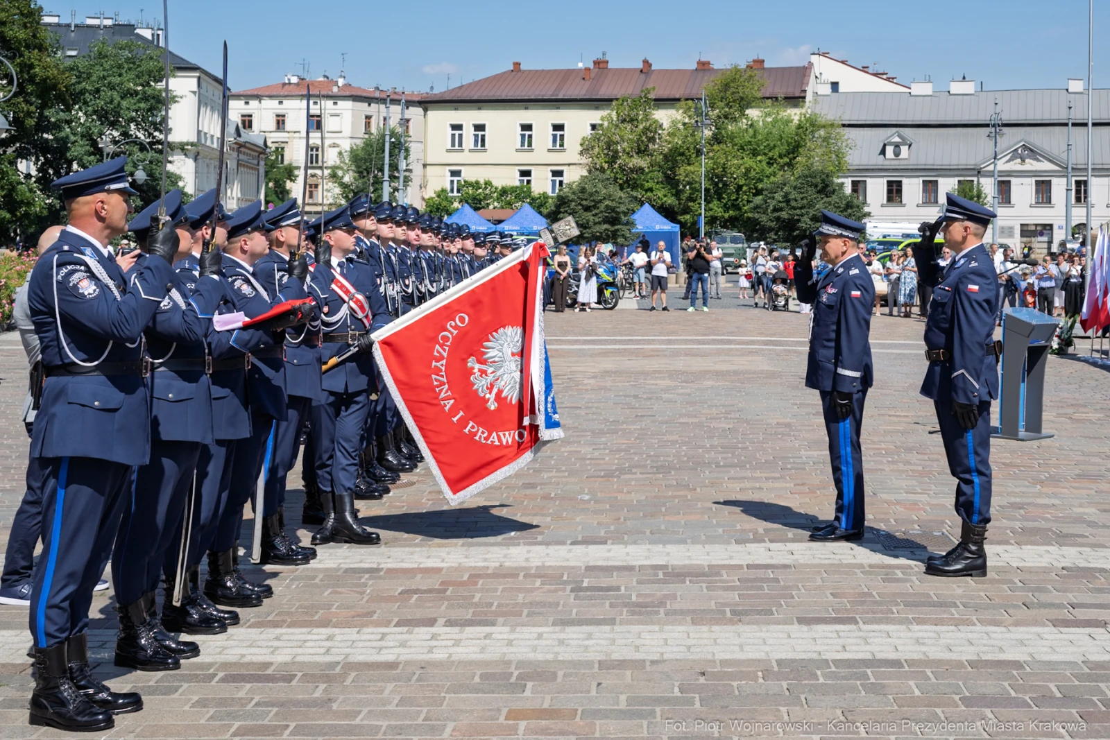 Uroczystość z udziałem policji, sztandar z orłem i mundurowi w formacji.  Autor: Piotr Wojnarowski