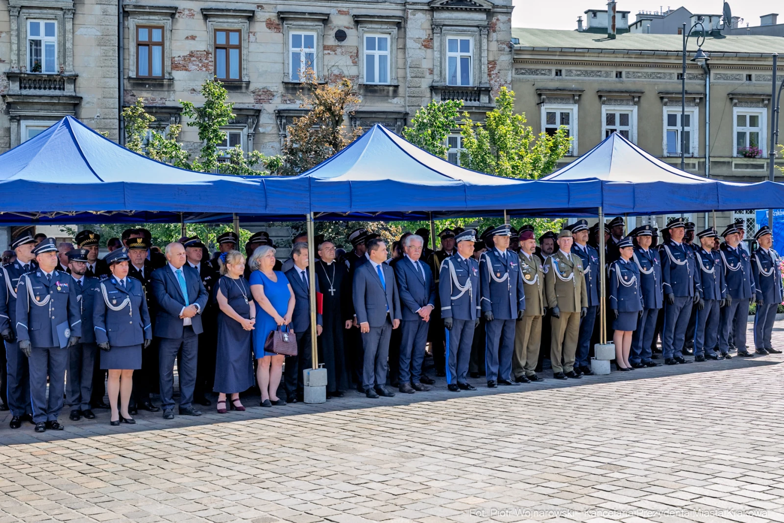 Uroczystość z udziałem przedstawicieli służb mundurowych i władz lokalnych pod namiotami.  Autor: Piotr Wojnarowski
