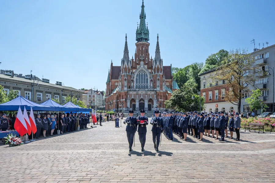 Obchody Święta Policji w Krakowie: Uroczysty apel i awanse na Rynku Podgórskim [ZDJĘCIA]