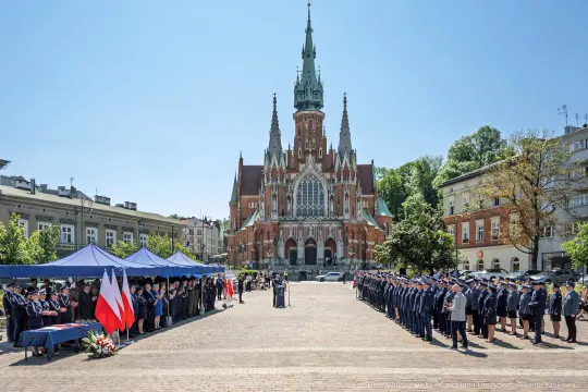 Uroczystość z udziałem przedstawicieli władz i służb mundurowych przed kościołem.