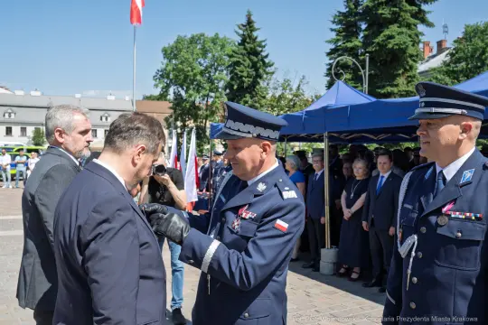 Ceremonia wręczenia odznaczeń w obecności przedstawicieli władz i służb mundurowych.