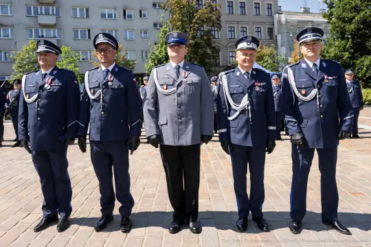 Grupa mężczyzn w mundurach wojskowych z odznaczeniami.