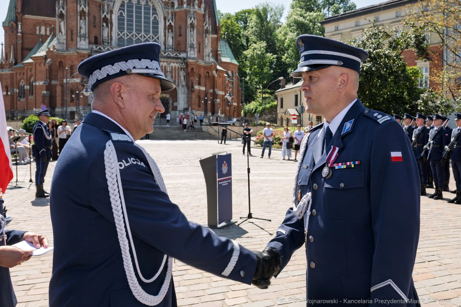 Ceremonia wręczenia odznaczeń w obecności policji i przedstawicieli władz.  Autor: Piotr Wojnarowski