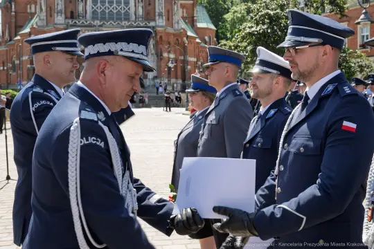 Ceremonia wręczenia odznaczeń przez policję w Krakowie.