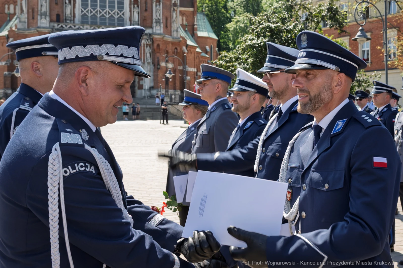 Ceremonia wręczenia odznaczeń w Krakowie, policjanci w mundurach.  Autor: Piotr Wojnarowski