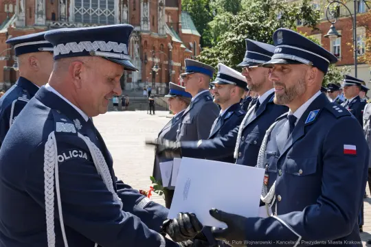 Ceremonia wręczenia odznaczeń w Krakowie, policjanci w mundurach.