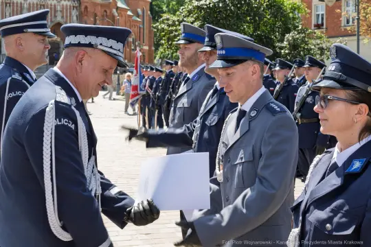 Ceremonia wręczenia odznaczeń policjantom w mundurach.
