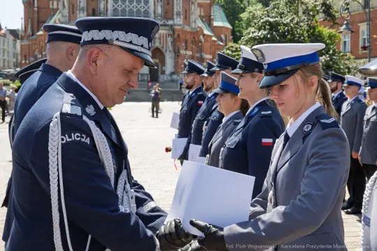 Ceremonia wręczenia odznaczeń w obecności policjantów i przedstawicieli służb mundurowych.