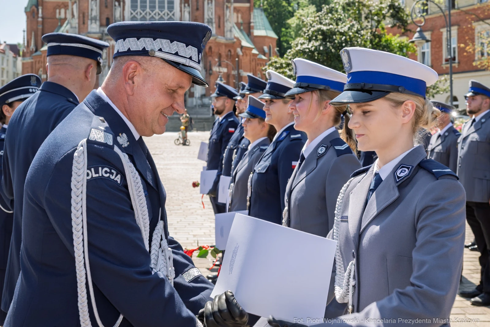 Ceremonia wręczenia odznaczeń policjantom w mundurach na placu.  Autor: Piotr Wojnarowski