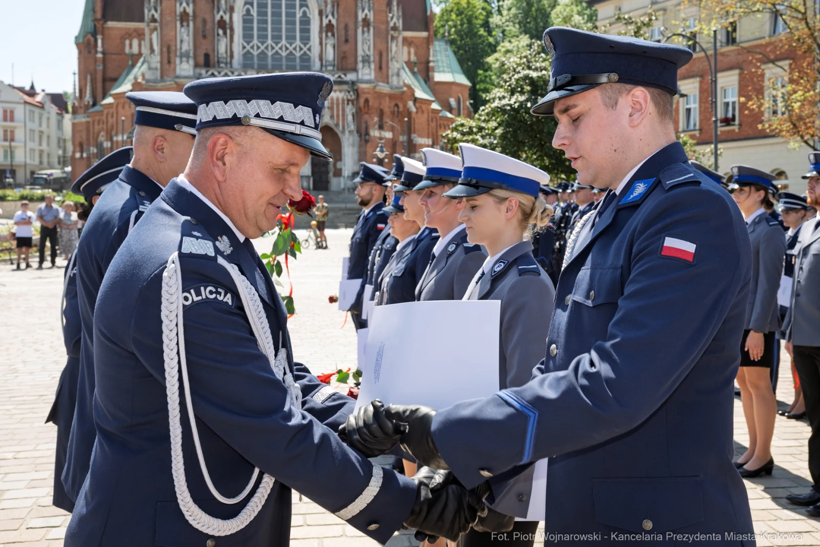 Ceremonia wręczenia odznaczeń wśród funkcjonariuszy policji.  Autor: Piotr Wojnarowski