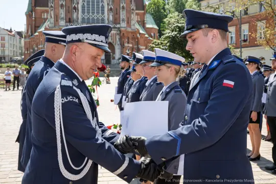 Ceremonia wręczenia odznaczeń wśród funkcjonariuszy policji.