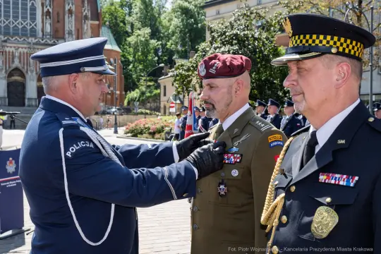 Ceremonia wręczenia odznaczeń wojskowych w plenerze.
