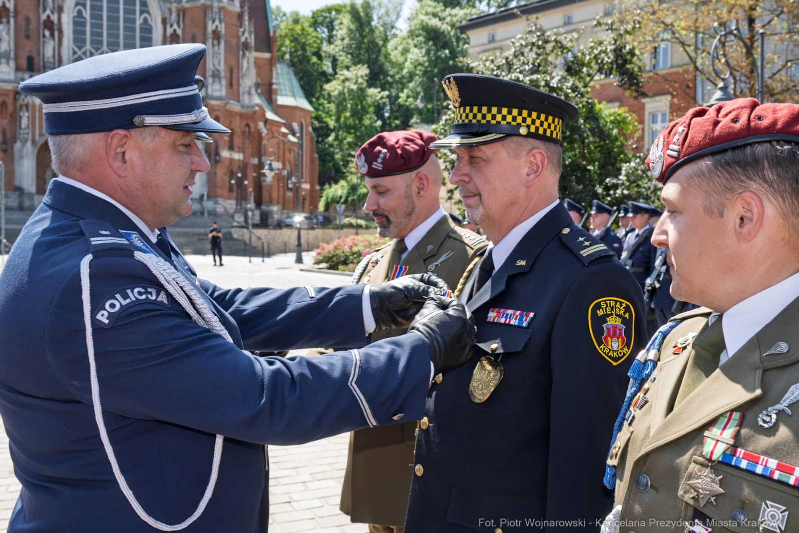Ceremonia wręczenia odznaczeń policjantom w towarzystwie wojskowych i przedstawicieli służb.  Autor: Piotr Wojnarowski
