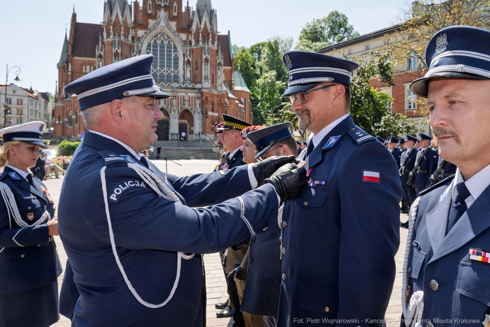 Ceremonia wręczenia odznaczeń policjantom na tle budynku w Krakowie.  Autor: Piotr Wojnarowski