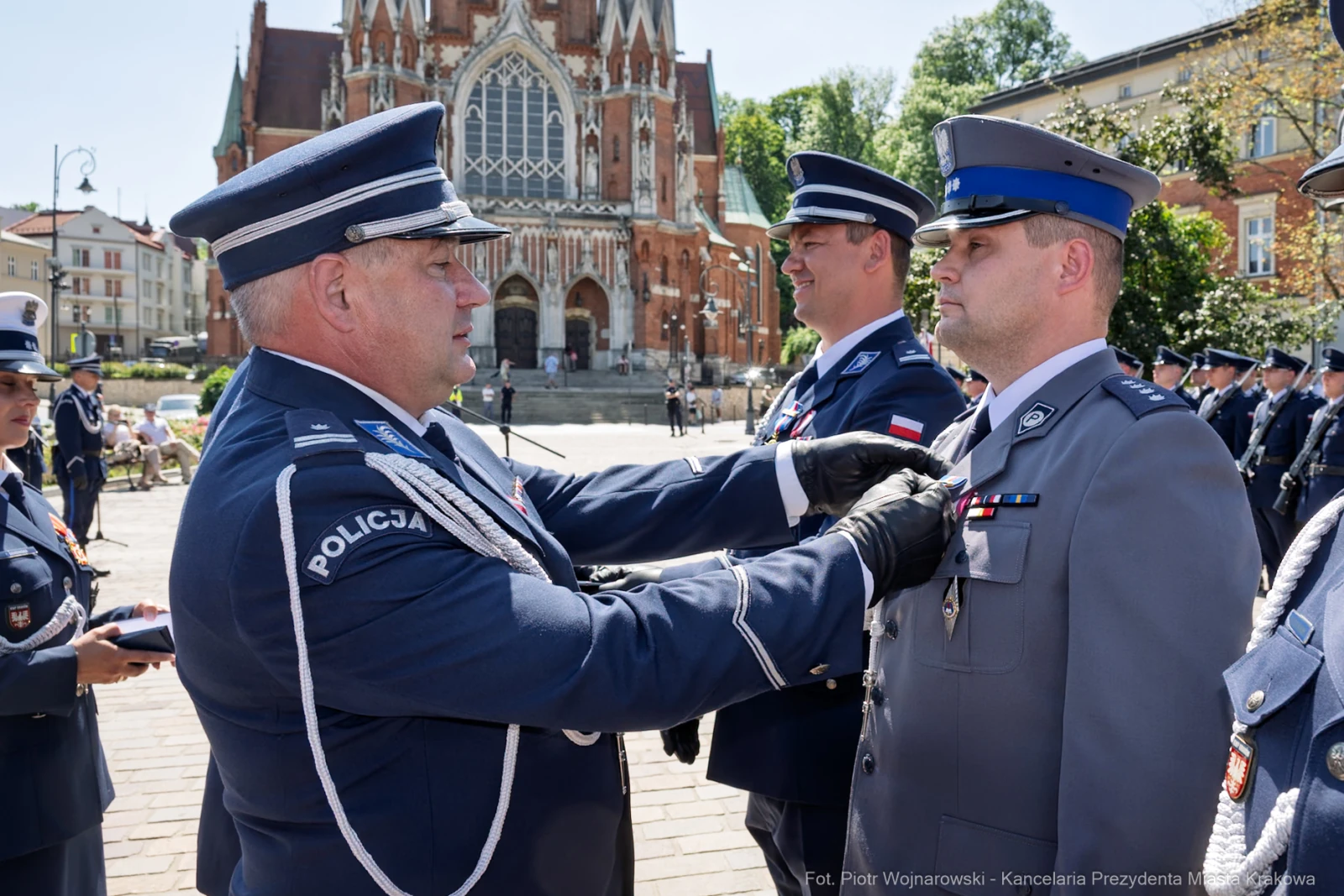 Ceremonia wręczenia odznaczeń policjantom w tle katedra.  Autor: Piotr Wojnarowski